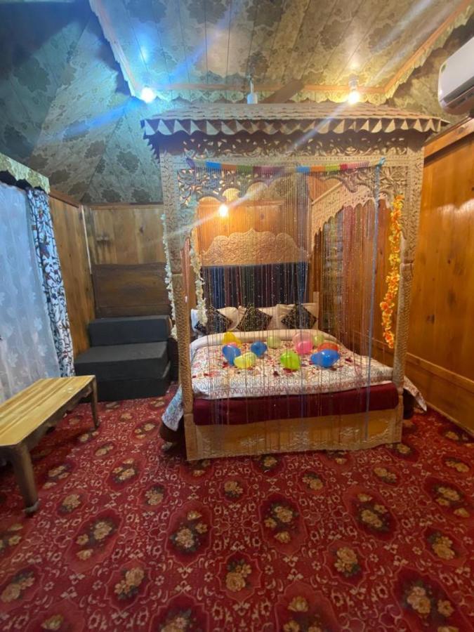 Hayat Group Of Houseboats Hotel Srinagar  Exterior photo